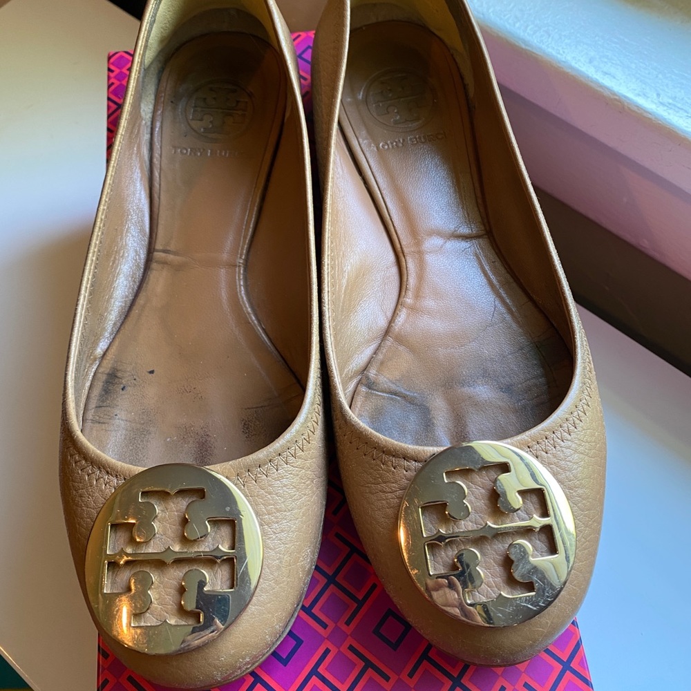 Tory Burch Reva flats in royal tan/gold 6.5